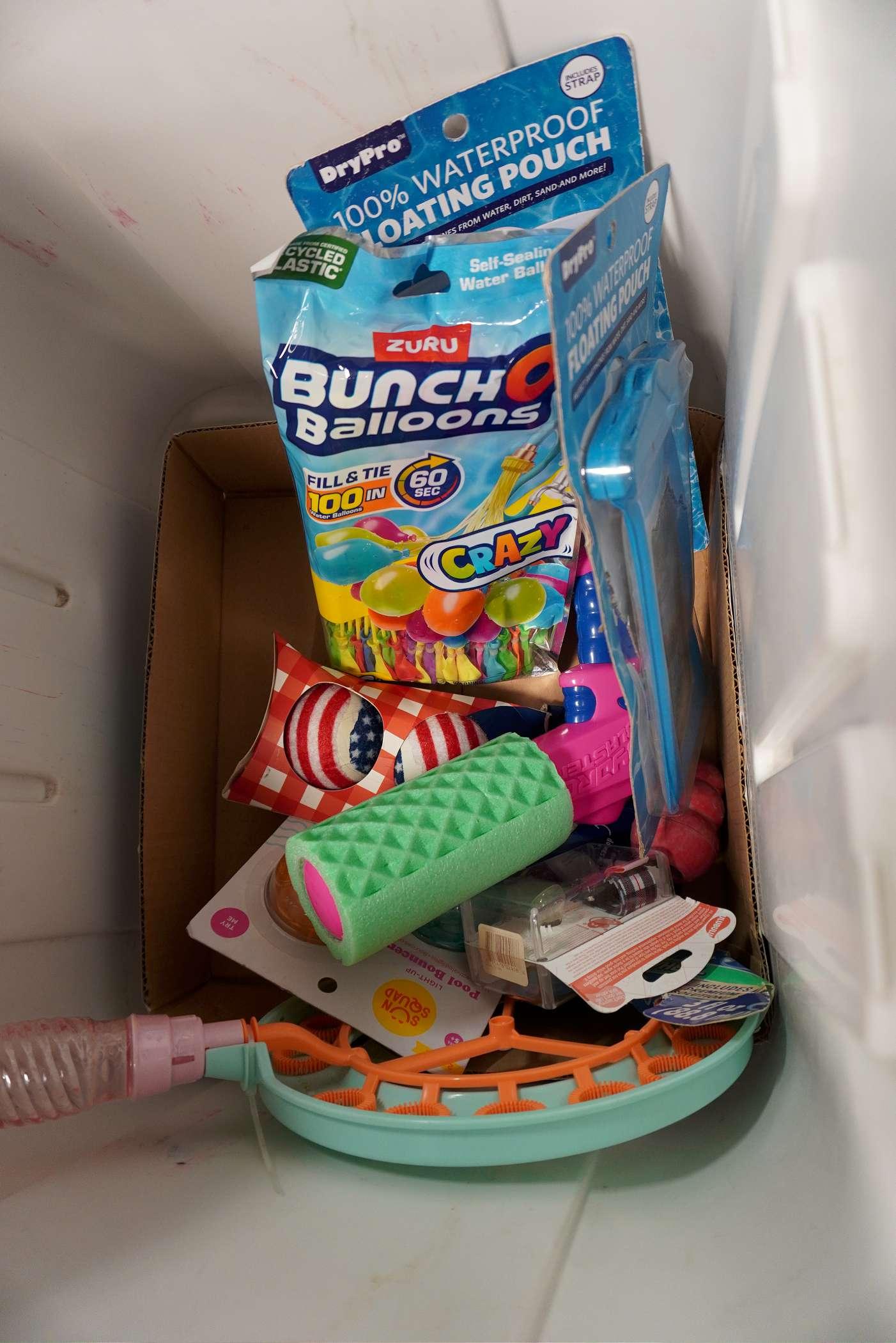 Igloo Ice Cube Wheeled Cooler (60 Quart) W/ Bunch O Balloons, Bubble Wand & Water Toys
