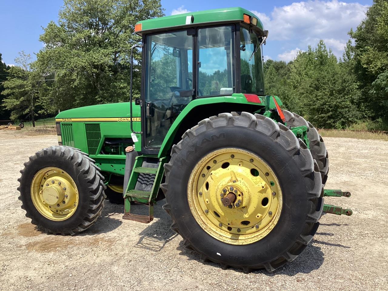 John Deere 7400 Tractor MFWD