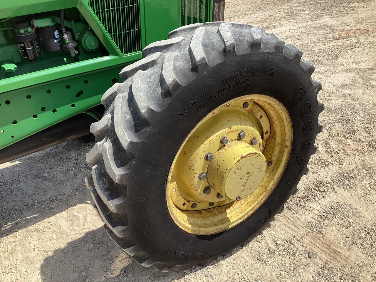 John Deere 7400 Tractor MFWD