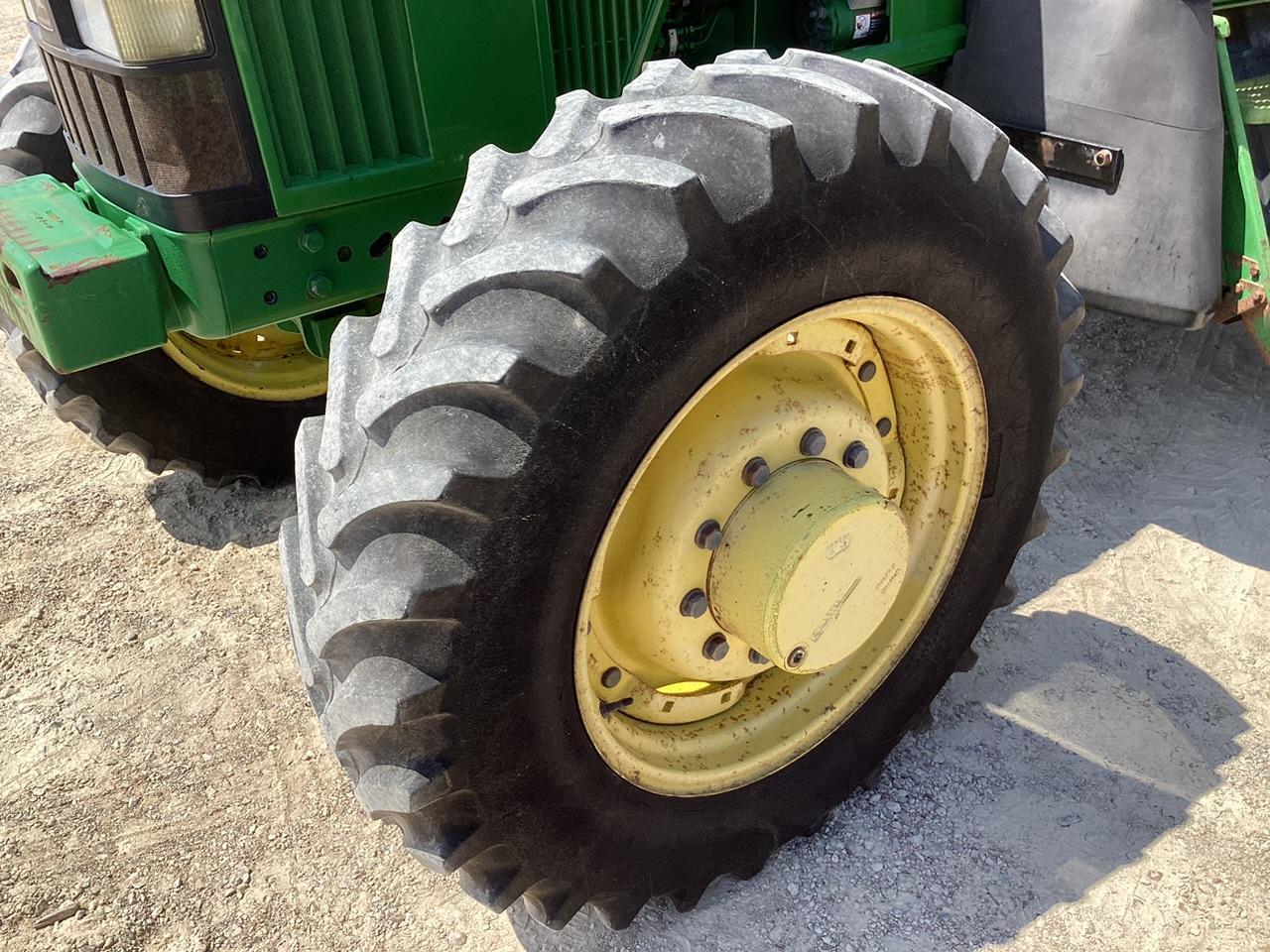 John Deere 7400 Tractor MFWD
