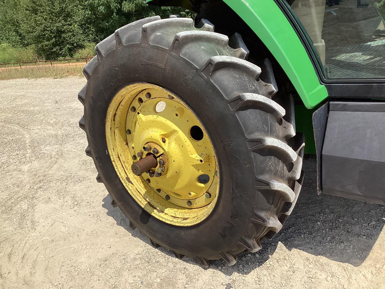 John Deere 7400 Tractor MFWD
