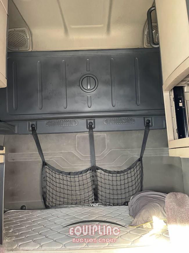 2016 FREIGHTLINER CASCADIA SLEEPER