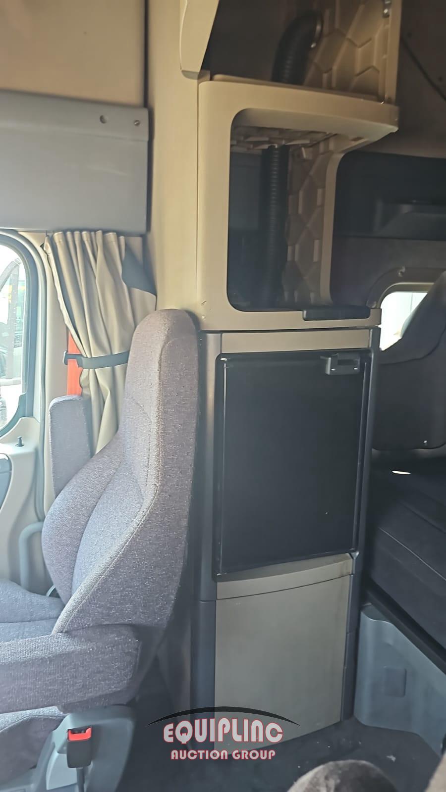 2017 FREIGHTLINER CASCADIA SLEEPER