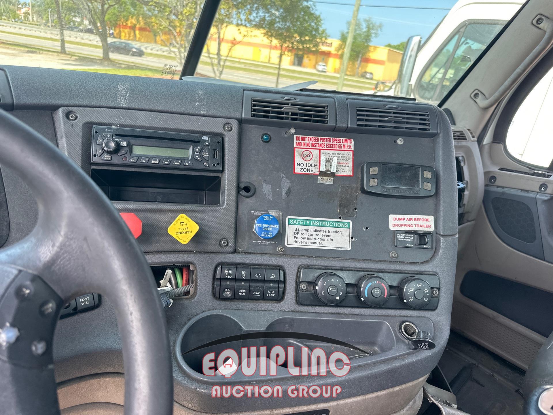 2011 FREIGHTLINER CASCADIA  DAY CAB