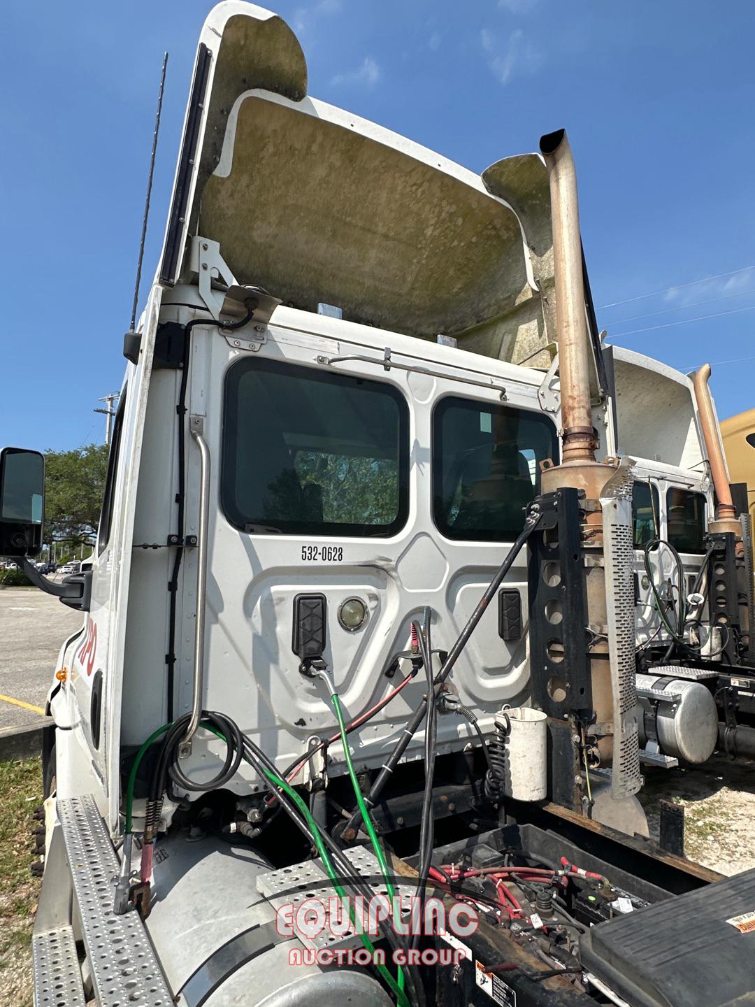 2011 FREIGHTLINER CASCADIA  DAY CAB