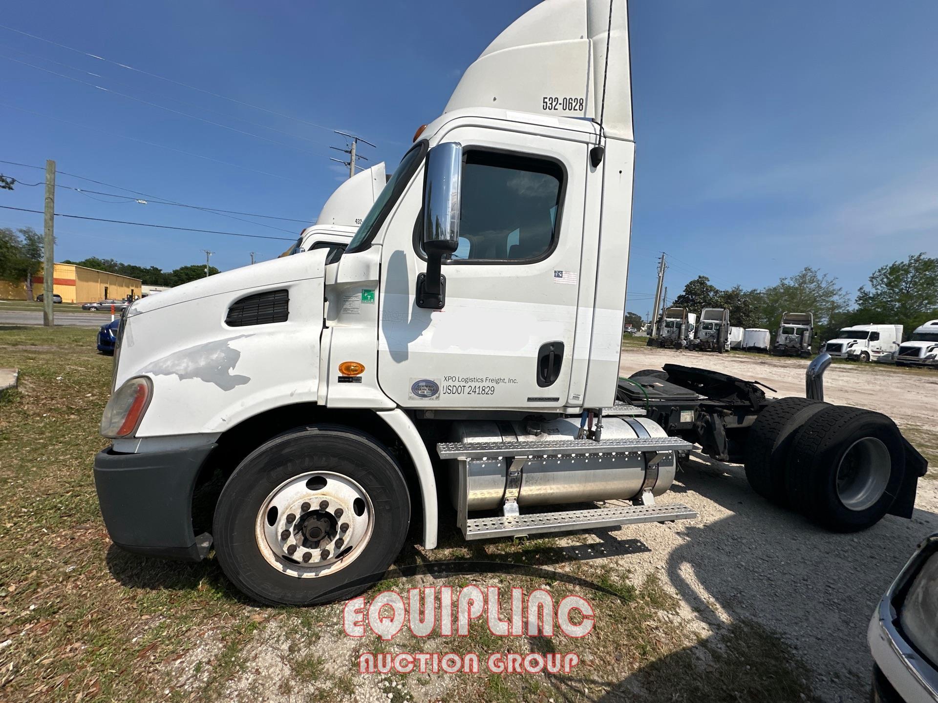 2011 FREIGHTLINER CASCADIA  DAY CAB