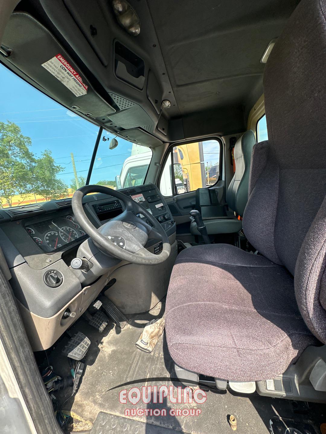 2011 FREIGHTLINER CASCADIA  DAY CAB