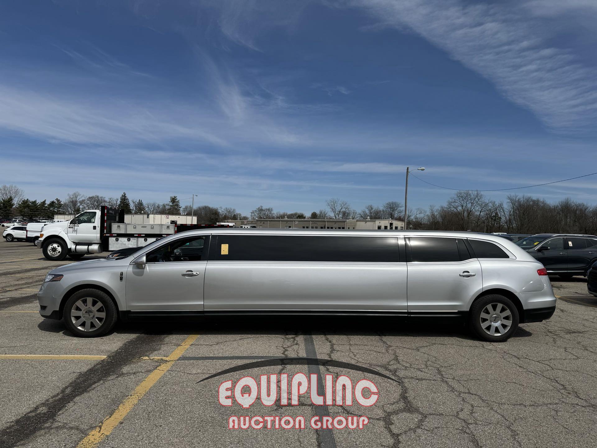 2019 LINCOLN 120-inch MKT LIMOUSINE