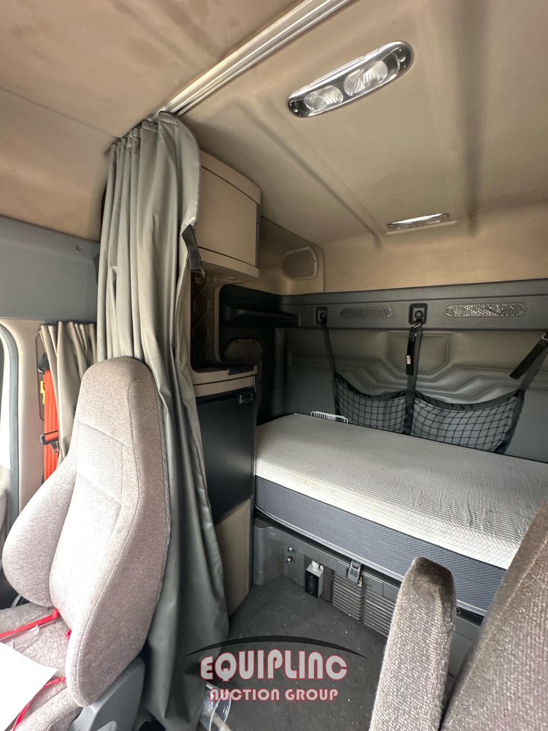 2018 FREIGHTLINER CASCADIA SLEEPER