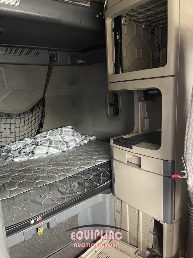 2016 FREIGHTLINER CASCADIA TANDEM AXLE SLEEPER