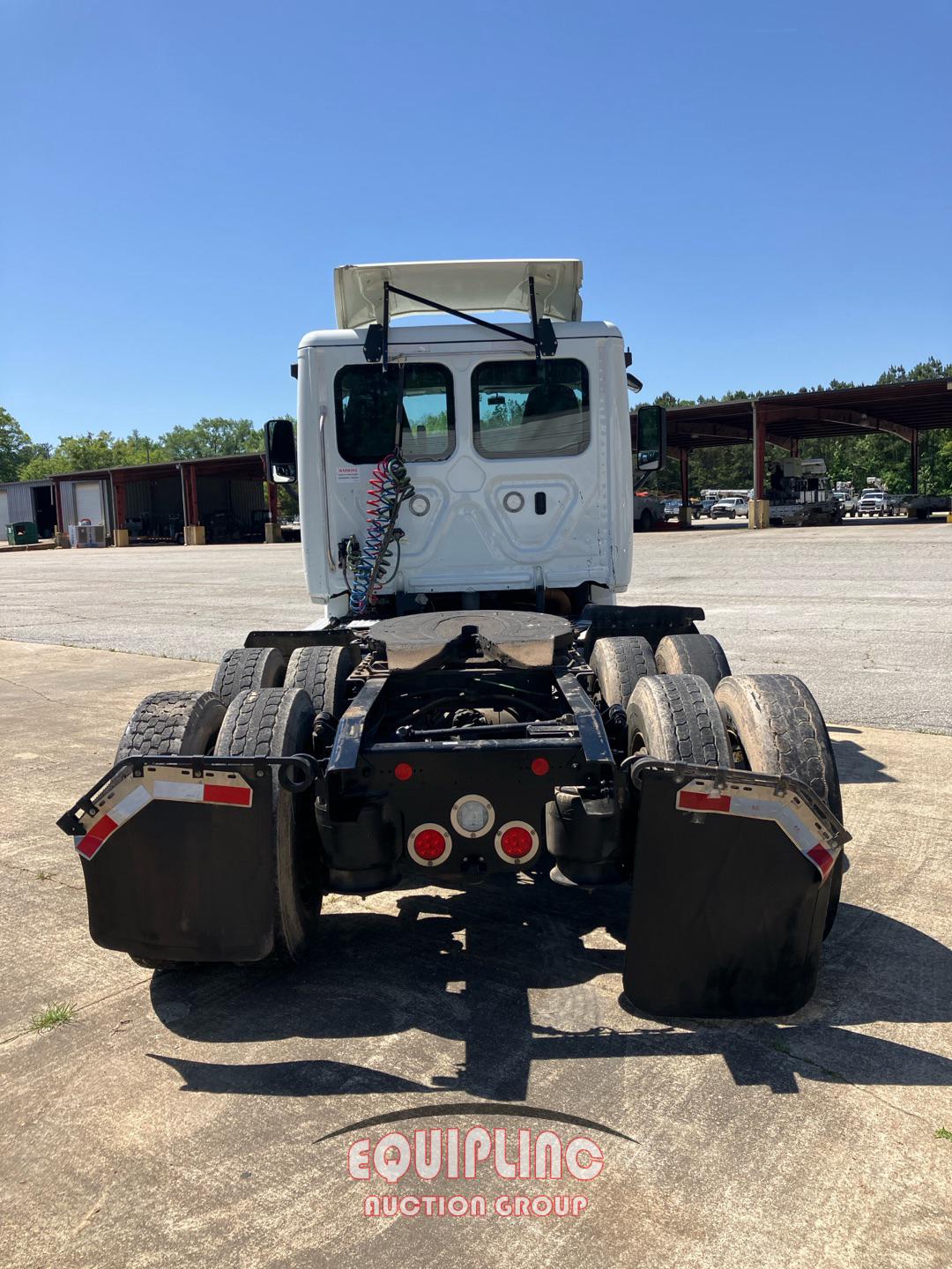 2019 Freightliner Cascadia TANDEM AXLE DAY CAB