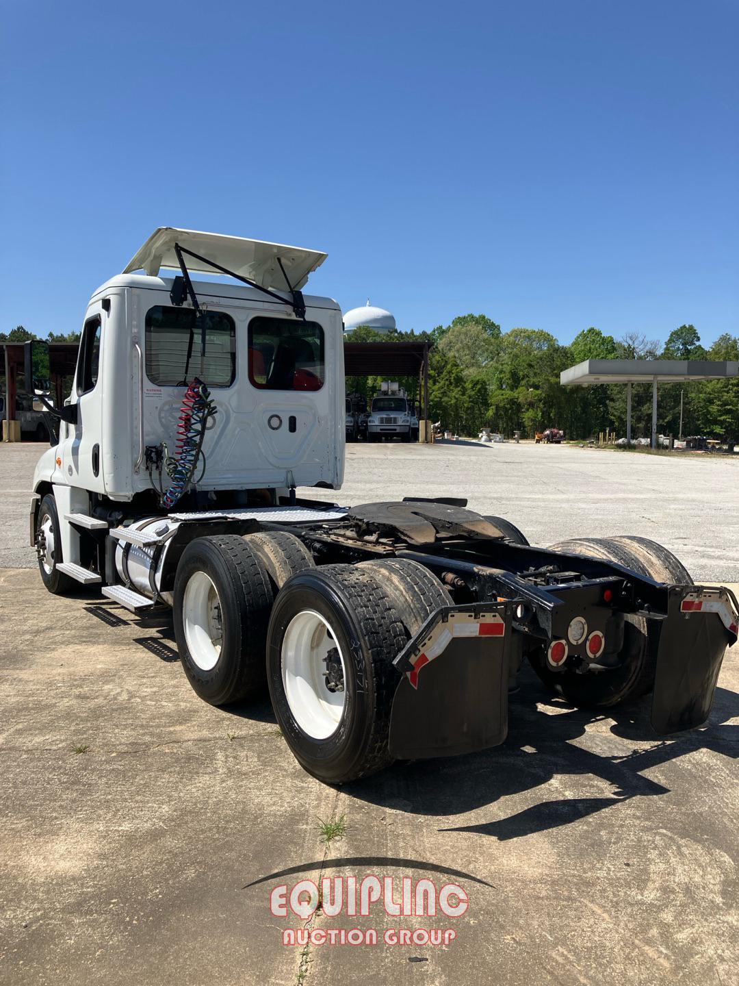 2019 Freightliner Cascadia TANDEM AXLE DAY CAB