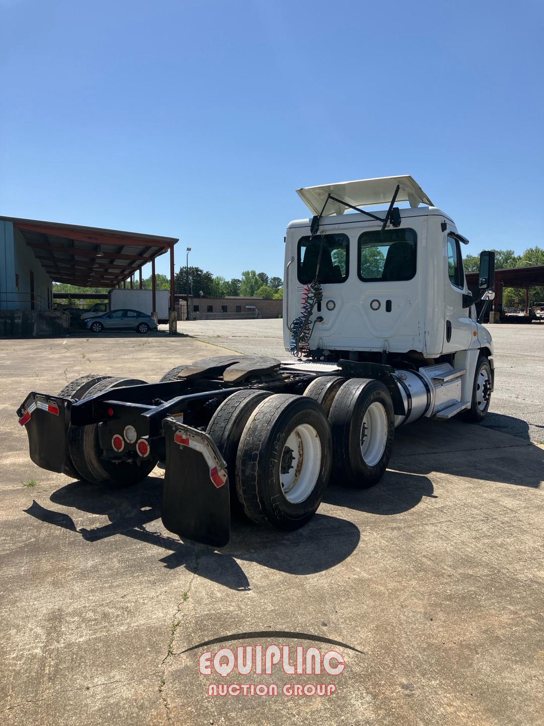 2019 Freightliner Cascadia TANDEM AXLE DAY CAB