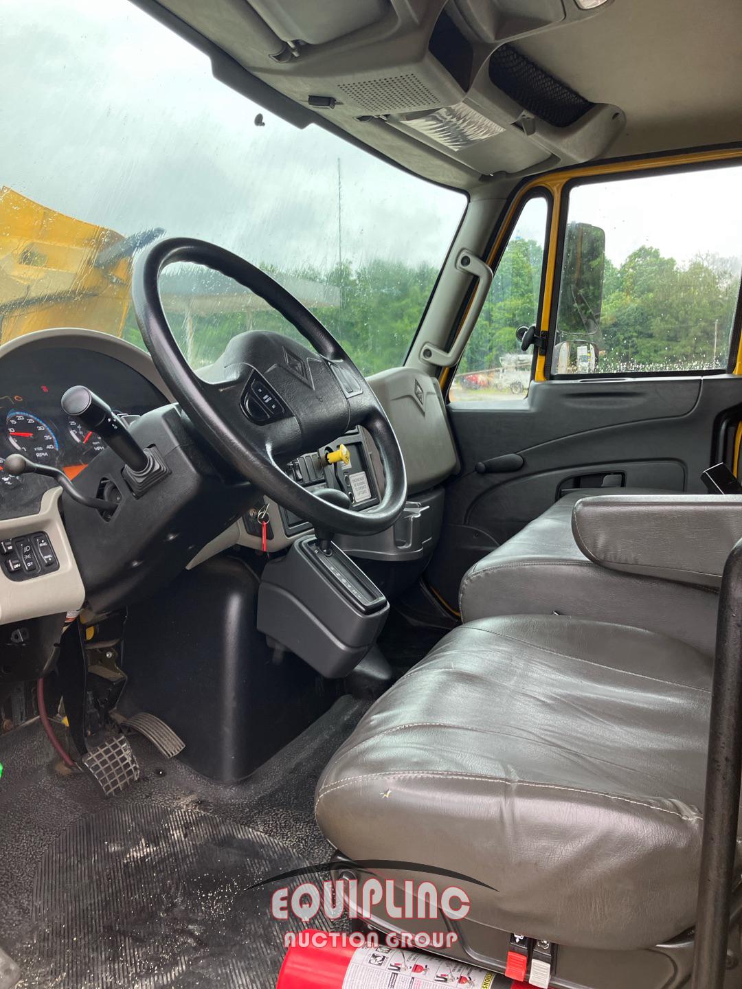 2017 International 4300 BOX TRUCK