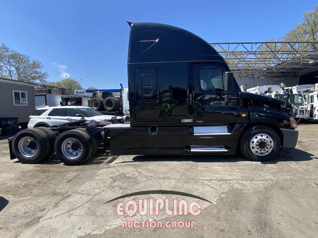 2015 FREIGHTLINER CASCADIA SLEEPER TRUCK