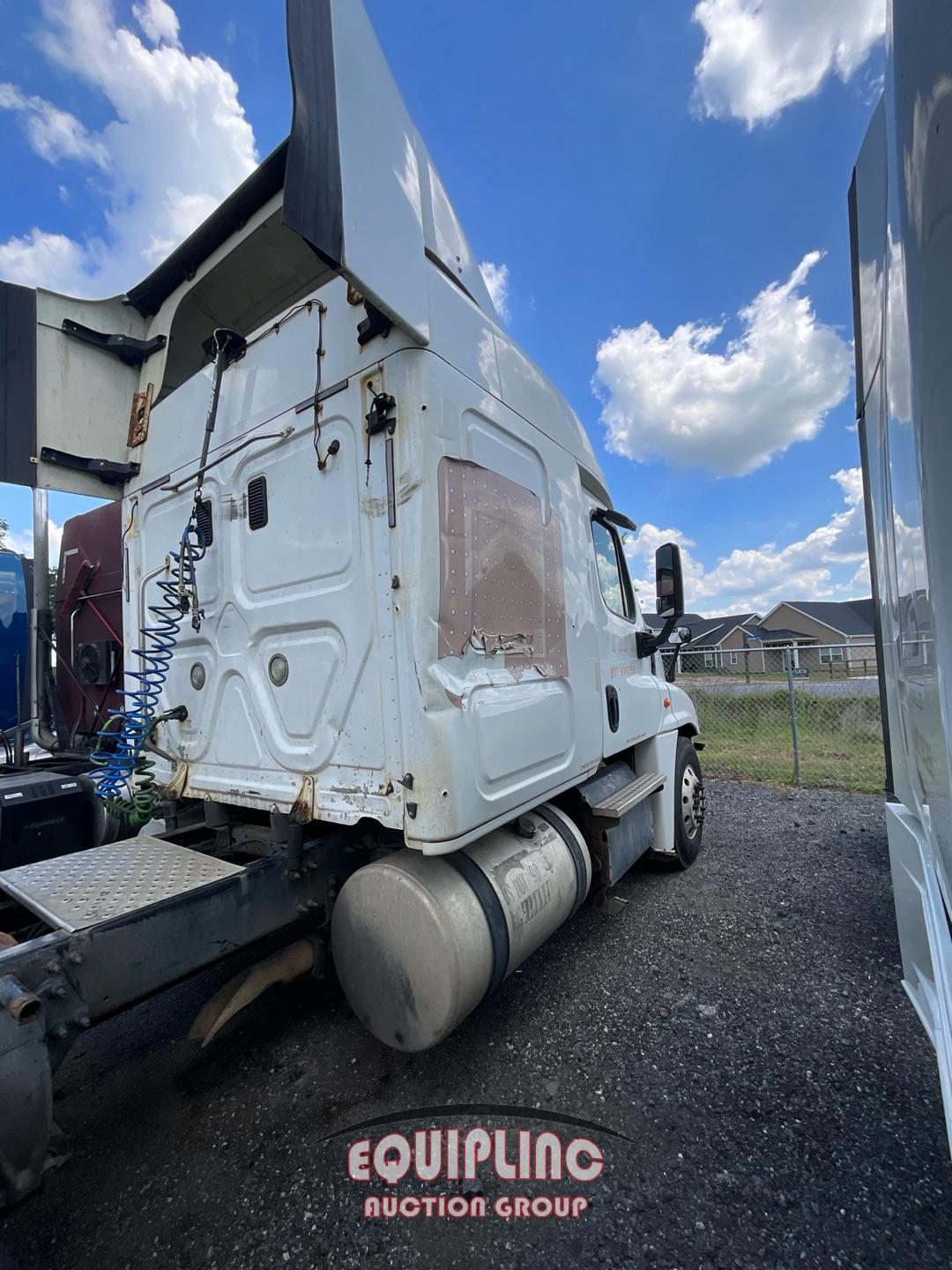 2015 FREIGHTLINER CASCADIA SLEEPER