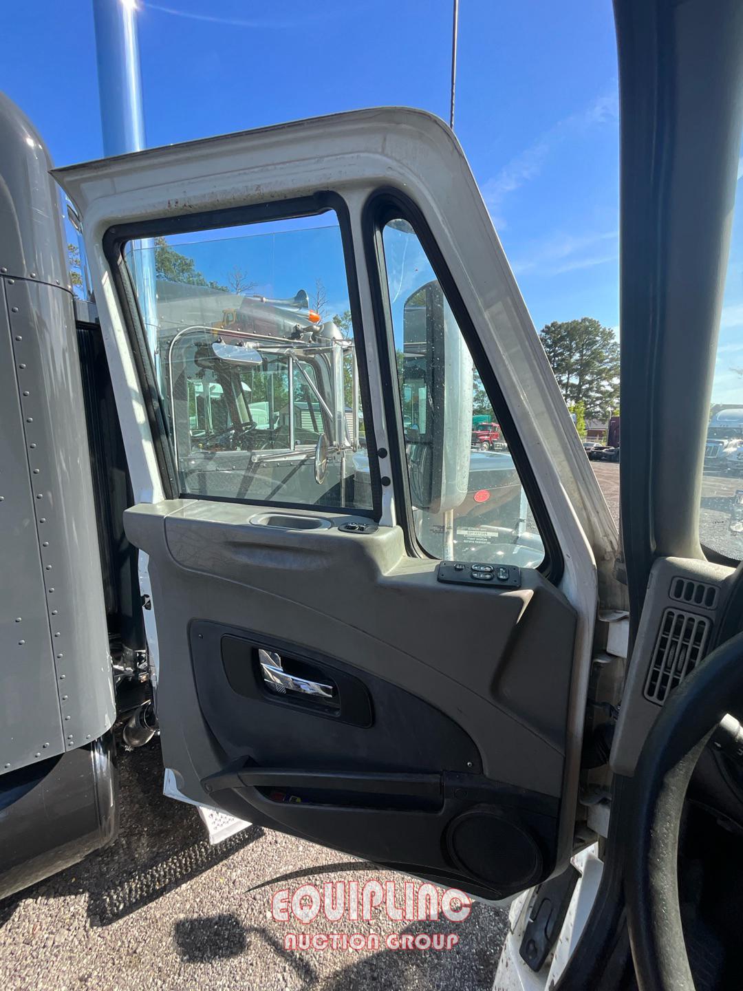 2015 INTERNATIONAL LF687 DAY CAB