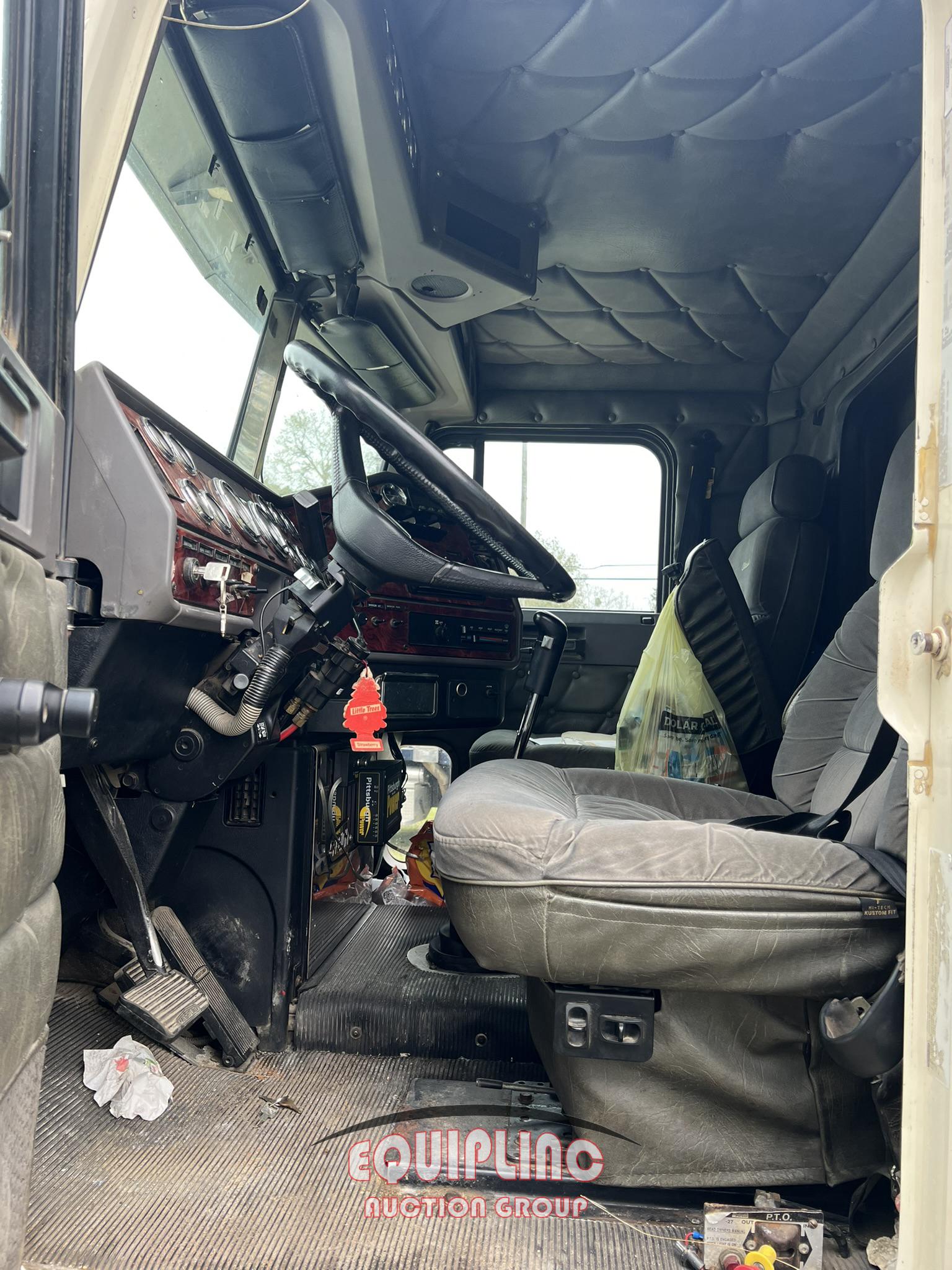 2001 FREIGHTLINER FLD120 CLASSIC TANDEM AXLE SLEEPER