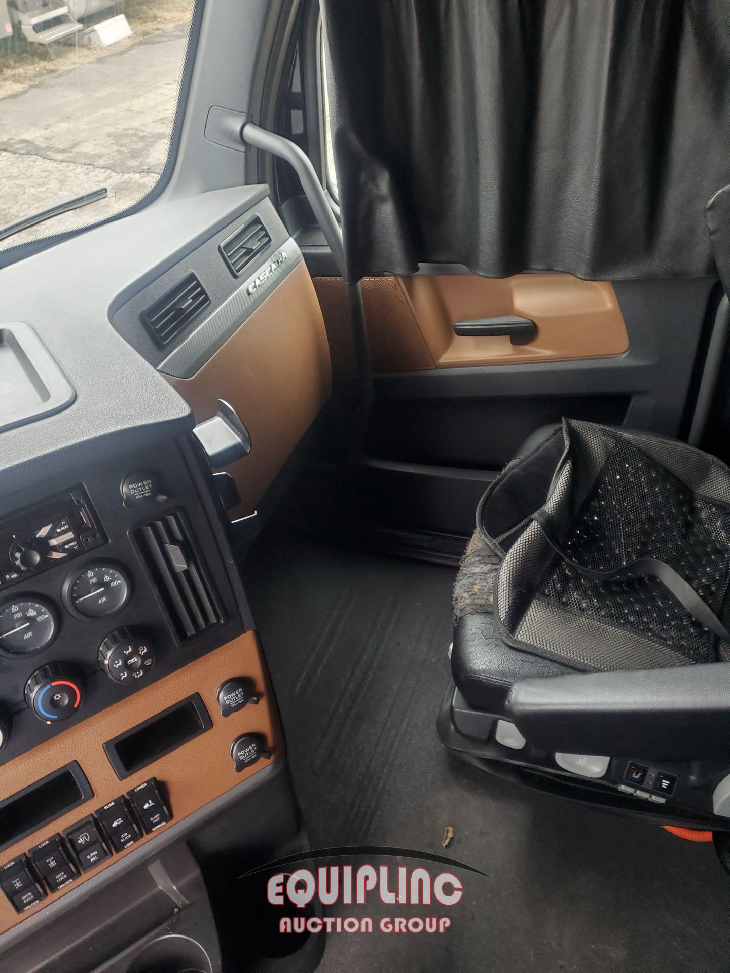2019 FREIGHTLINER CASCADIA TANDEM AXLE SLEEPER