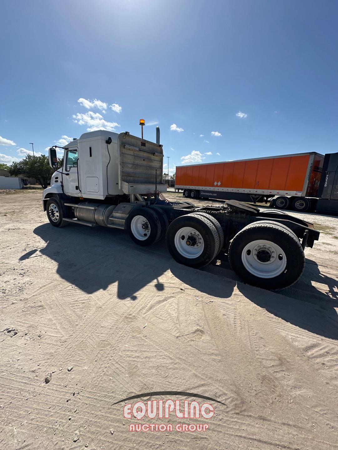 2006 MACK CL733 SLEEPER