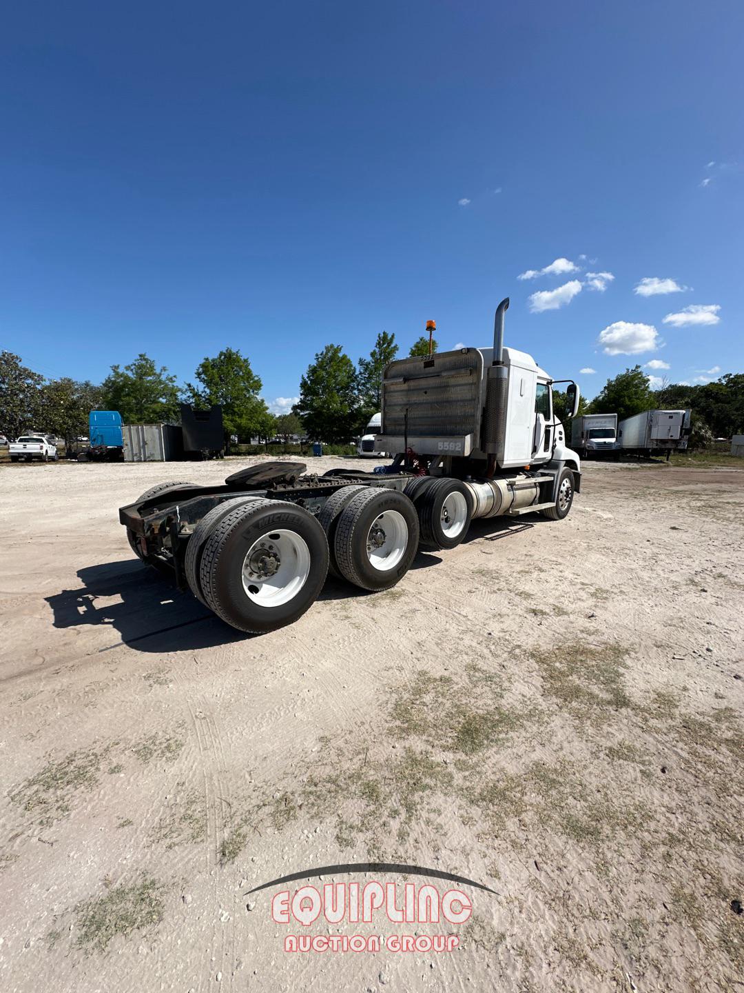 2006 MACK CL733 SLEEPER