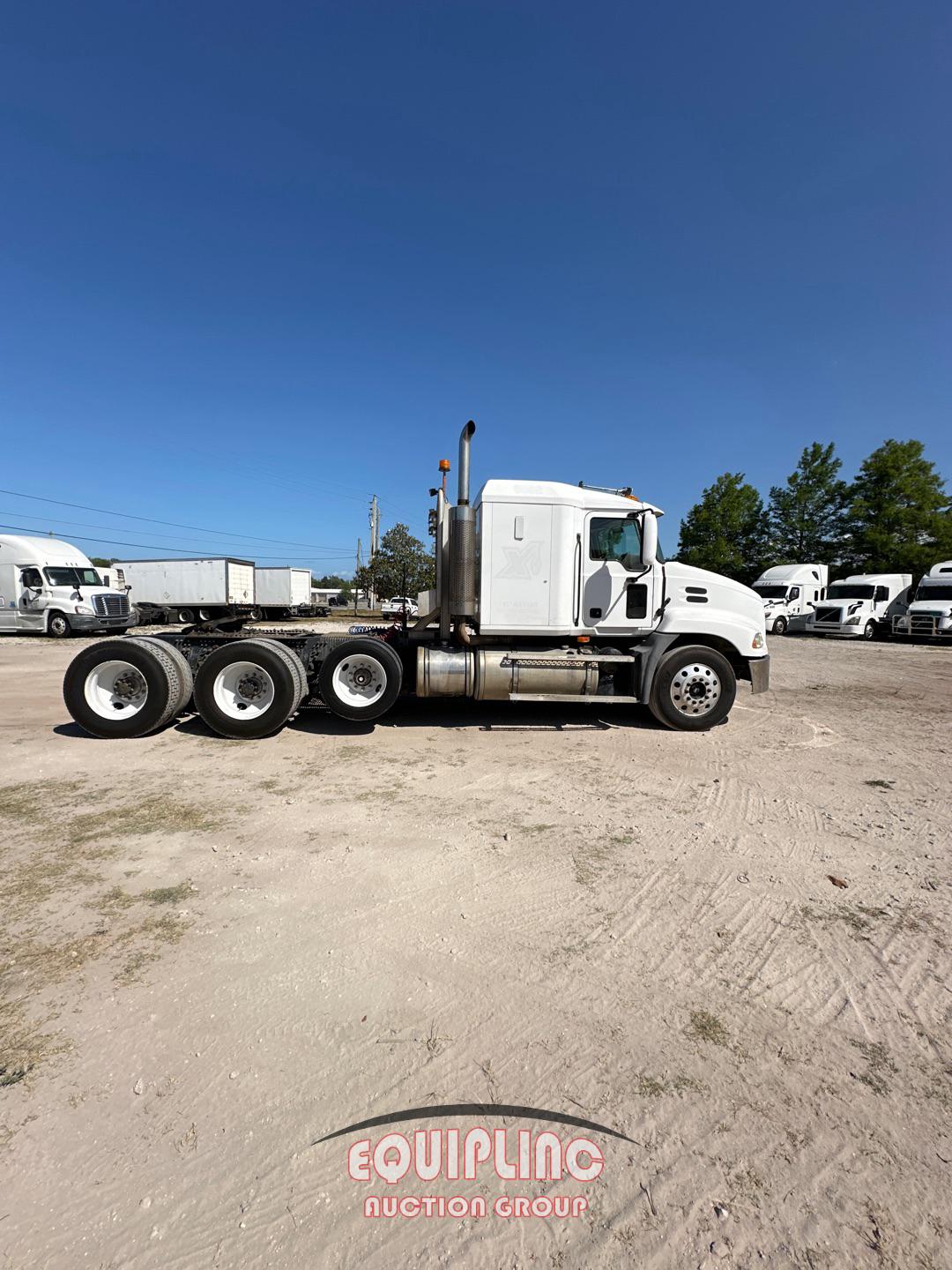 2006 MACK CL733 SLEEPER