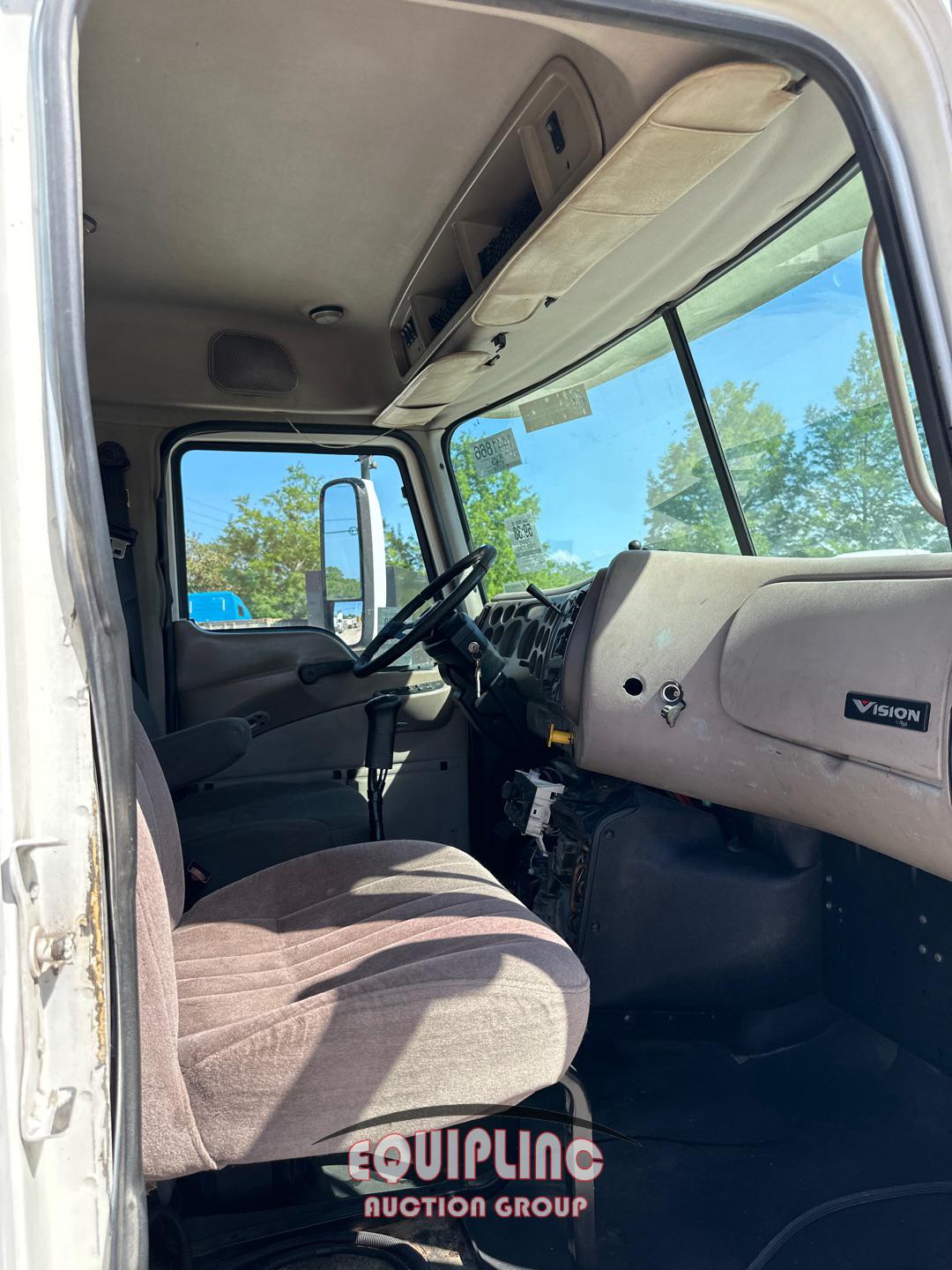 2006 MACK CL733 SLEEPER