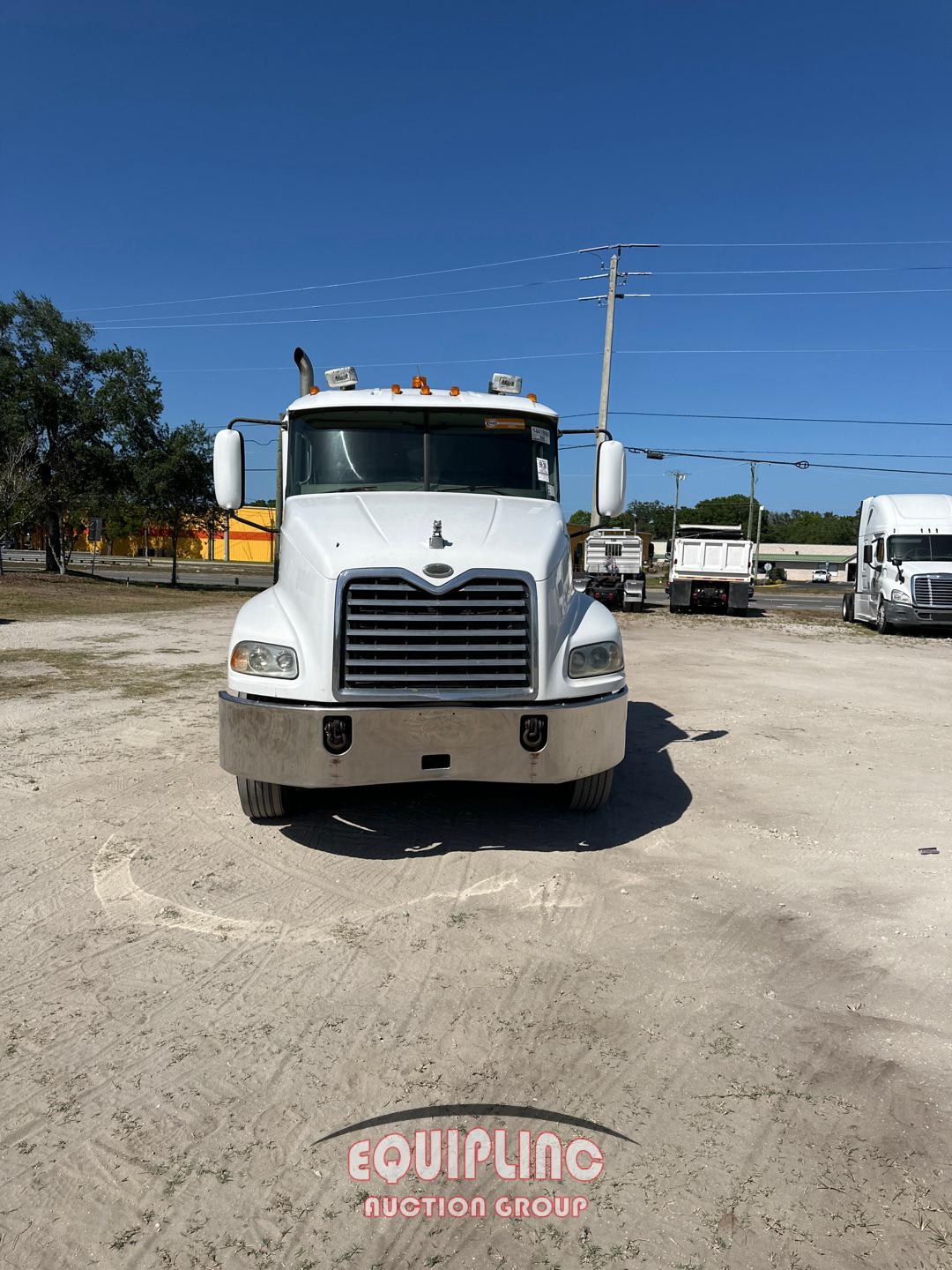2006 MACK CL733 SLEEPER