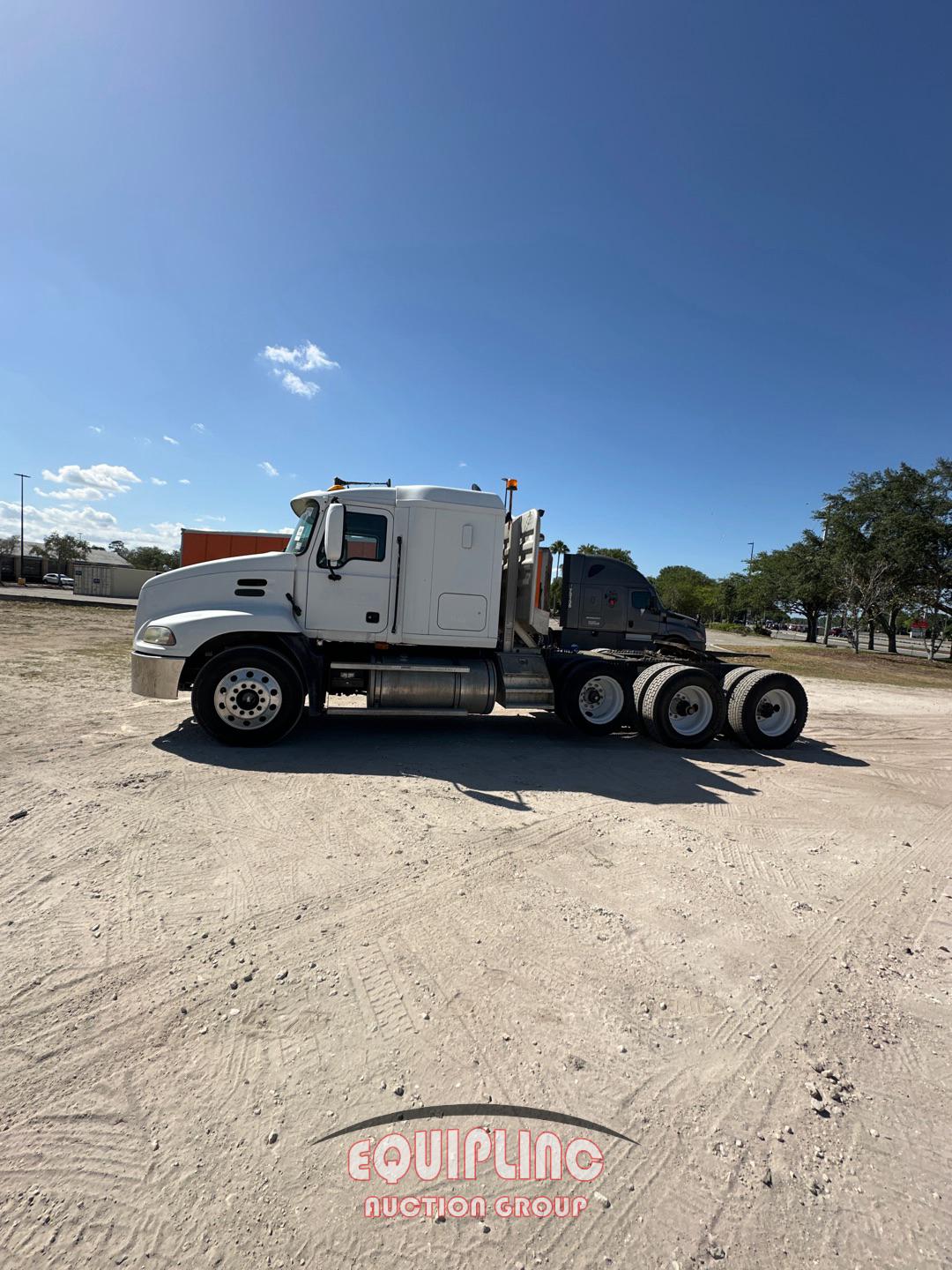 2006 MACK CL733 SLEEPER
