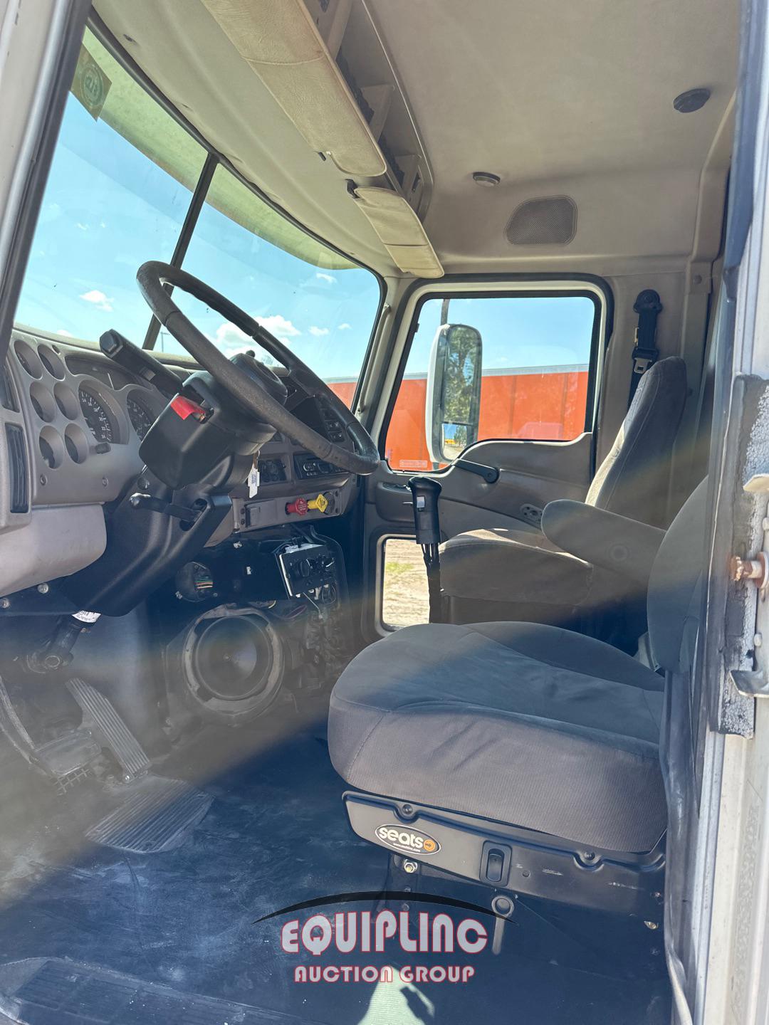 2006 MACK CL733 SLEEPER