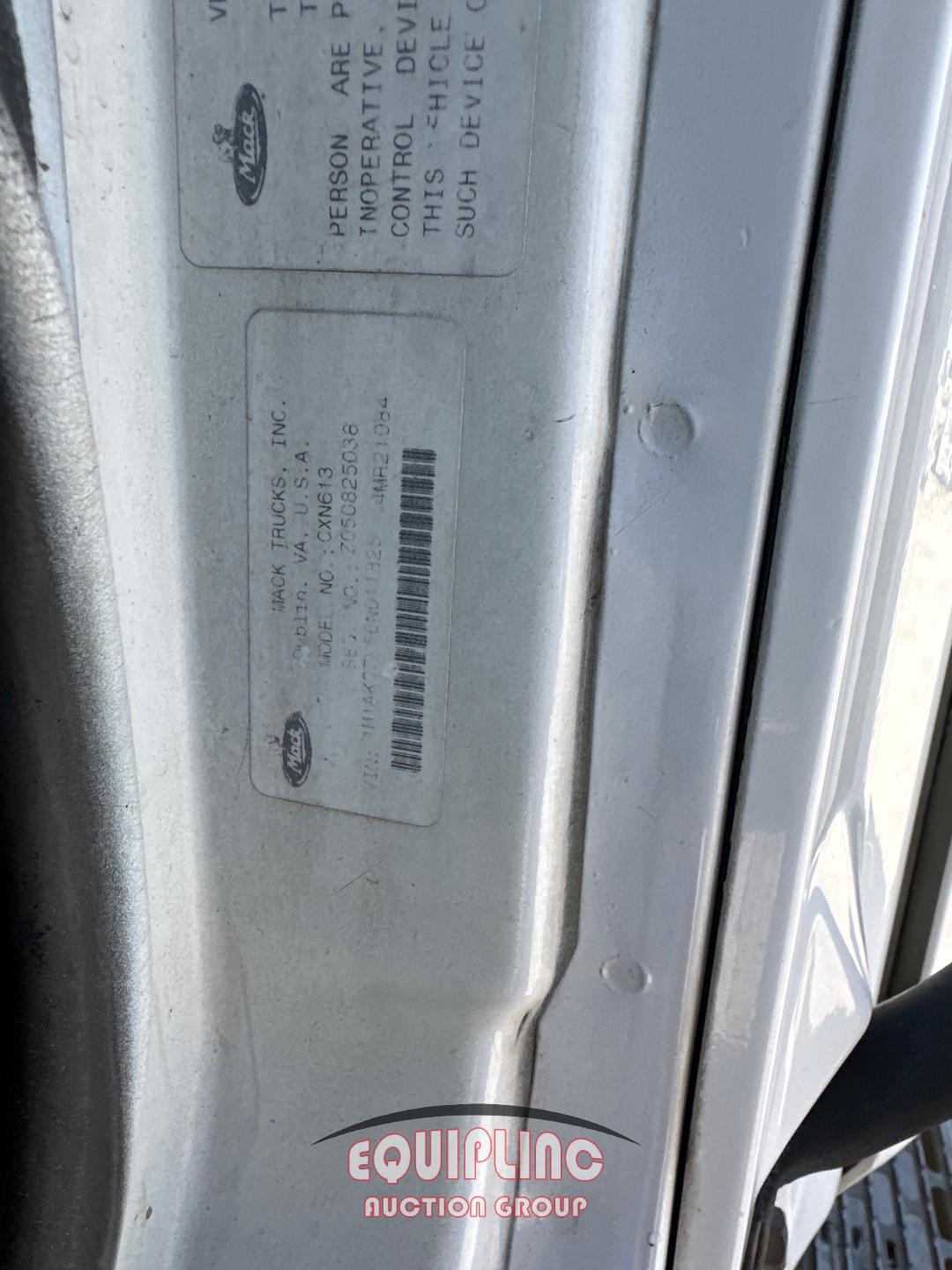 2006 MACK CL733 SLEEPER