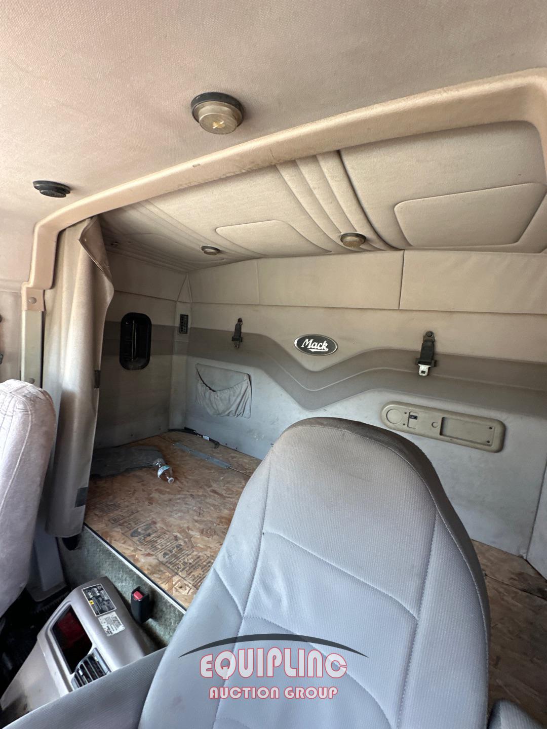 2006 MACK CL733 SLEEPER