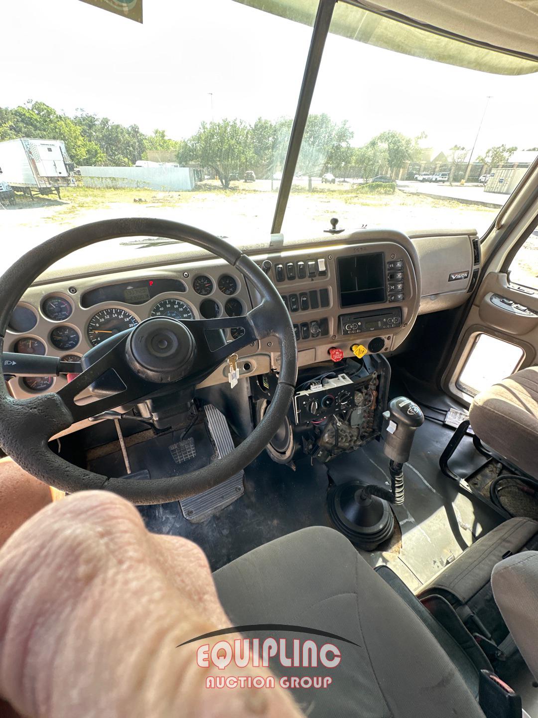 2006 MACK CL733 SLEEPER