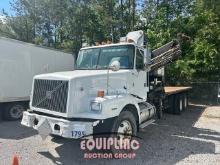 2000 VOLVO WG64 BOOM TRUCK