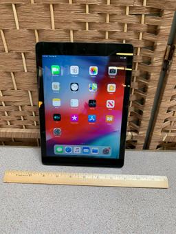 Apple A1474 iPad Air 9.7in LCD Tablet 32GB Wifi Only