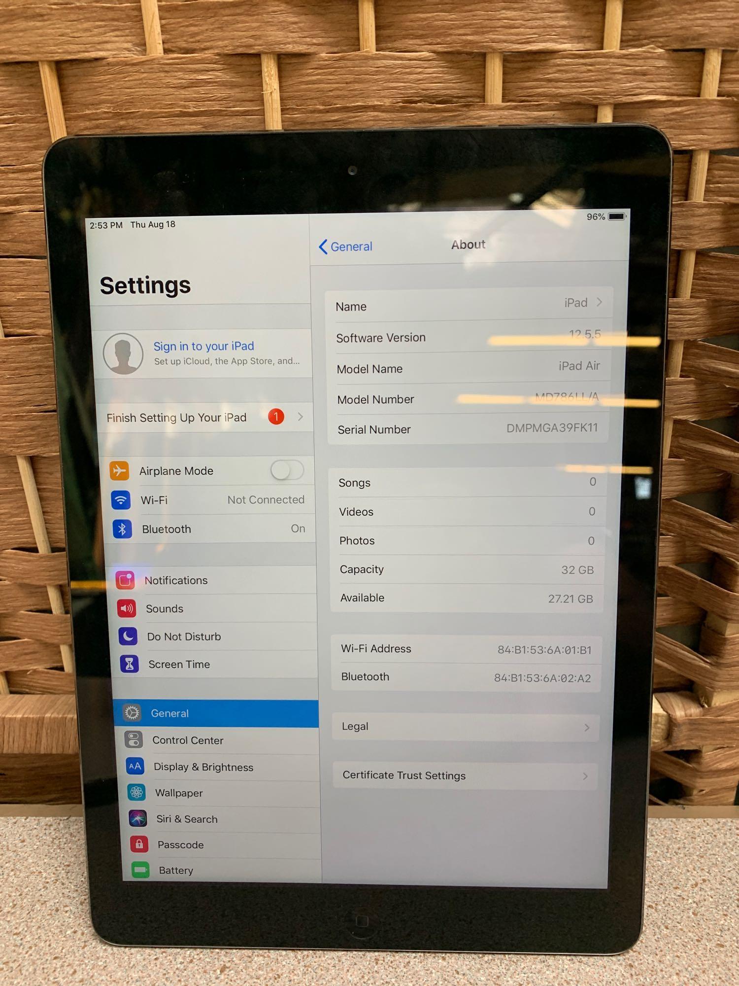 Apple A1474 iPad Air 9.7in LCD Tablet 32GB Wifi Only