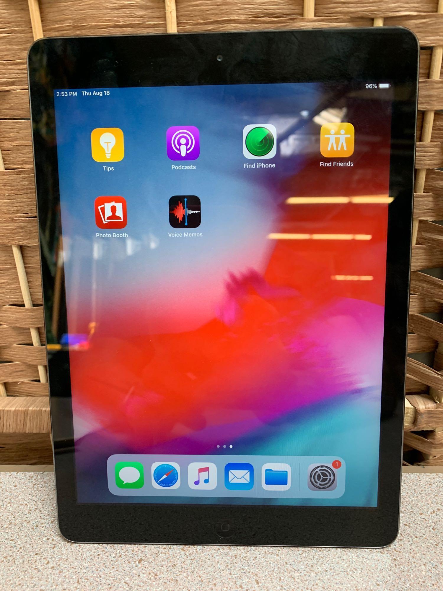 Apple A1474 iPad Air 9.7in LCD Tablet 32GB Wifi Only