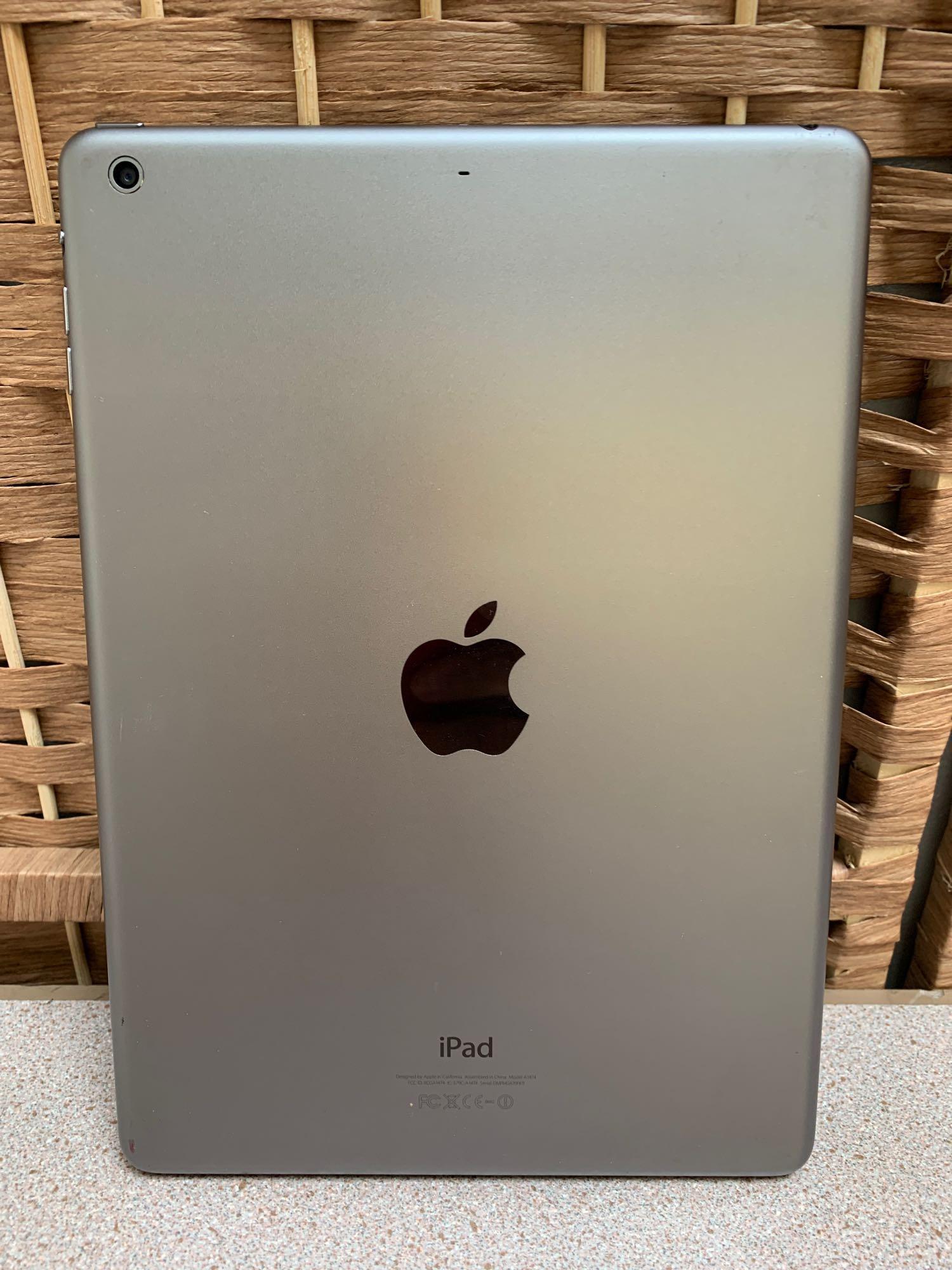 Apple A1474 iPad Air 9.7in LCD Tablet 32GB Wifi Only