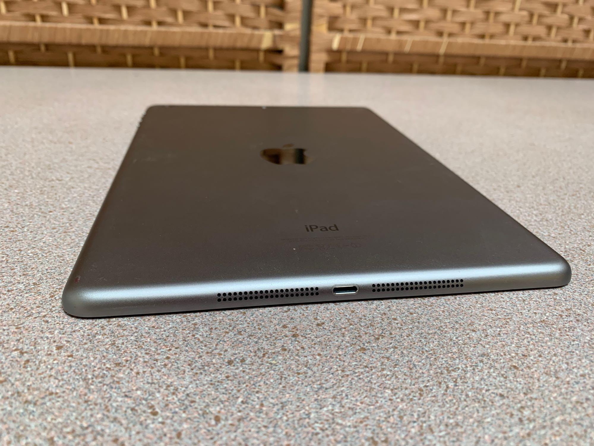 Apple A1474 iPad Air 9.7in LCD Tablet 32GB Wifi Only