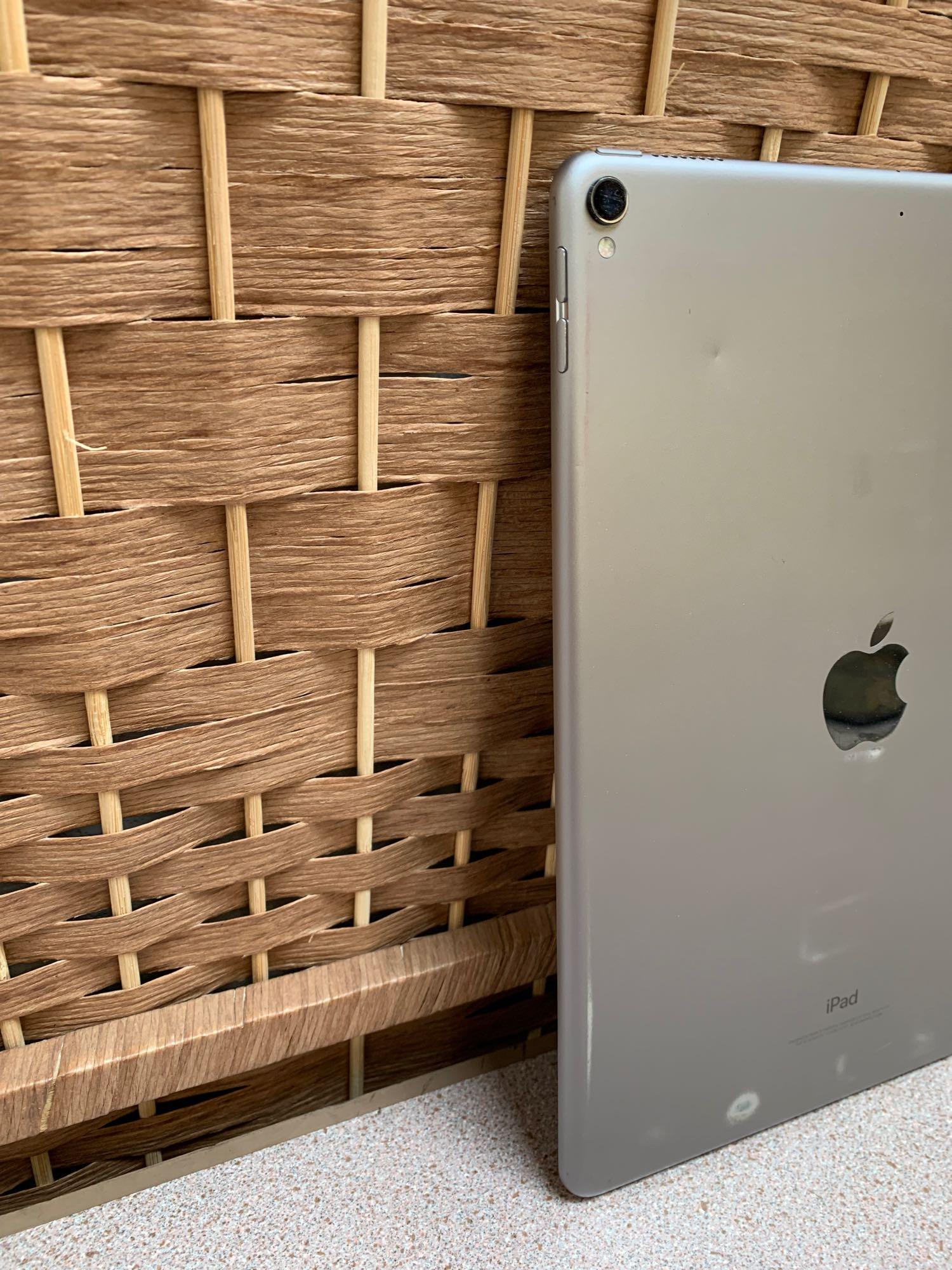 Apple A1701 iPad Pro 10.5in 64GB Wifi Only Tablet