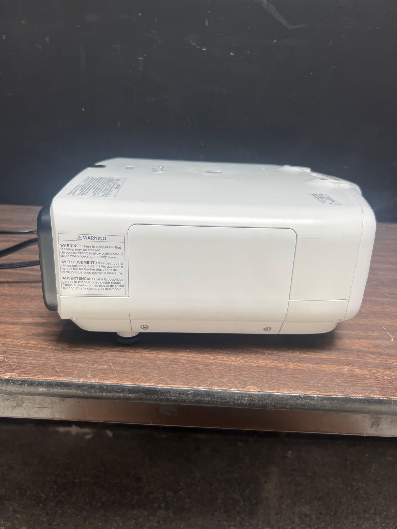 Epson PowerLite Pro G6470WU H701A 3LCD / 4500 Lumens HDMI Full HD Video Projector