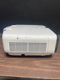 Epson PowerLite Pro G6470WU H701A 3LCD / 4500 Lumens HDMI Full HD Video Projector