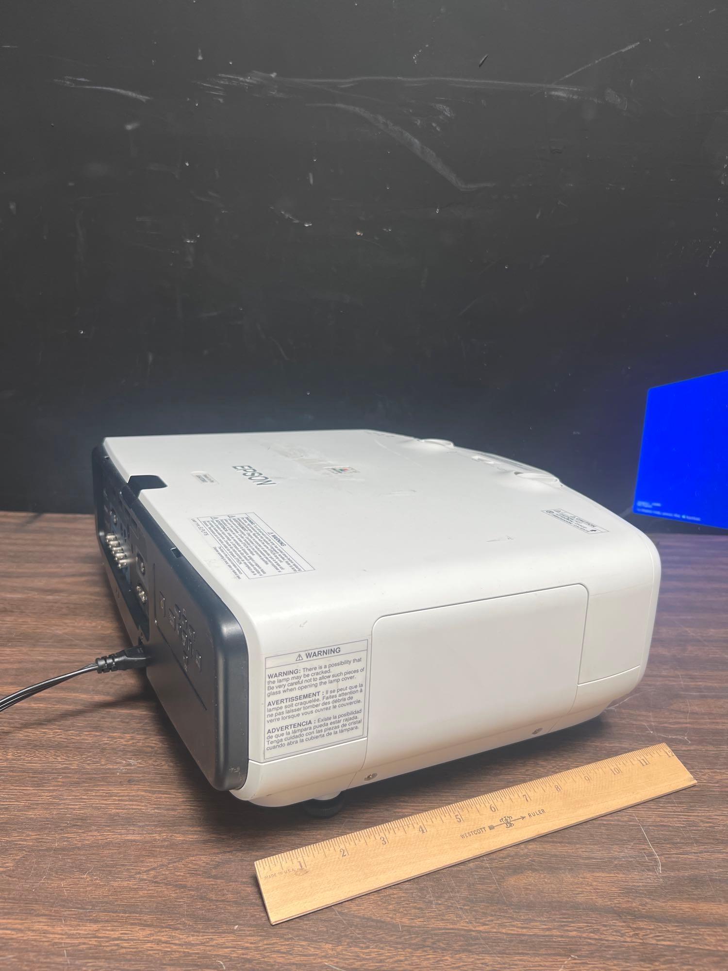 Epson PowerLite Pro G6470WU H701A 3LCD / 4500 Lumens HDMI Full HD Video Projector