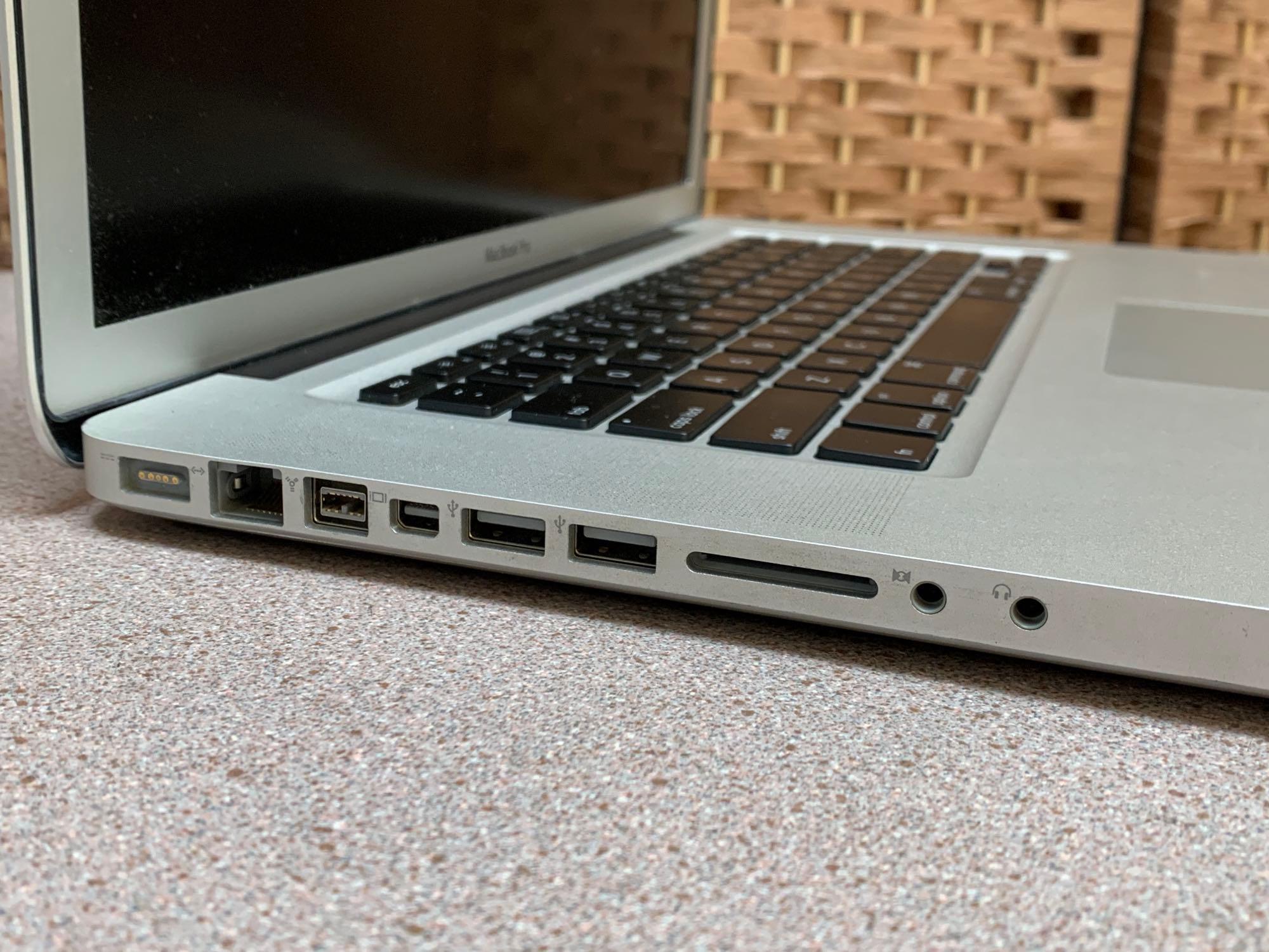 Apple MacbookPro 15.4in LCD Laptop Intel Core 2 Duo 2.66GHz 4GB 256GB SSD Wifi / BT El Capitan