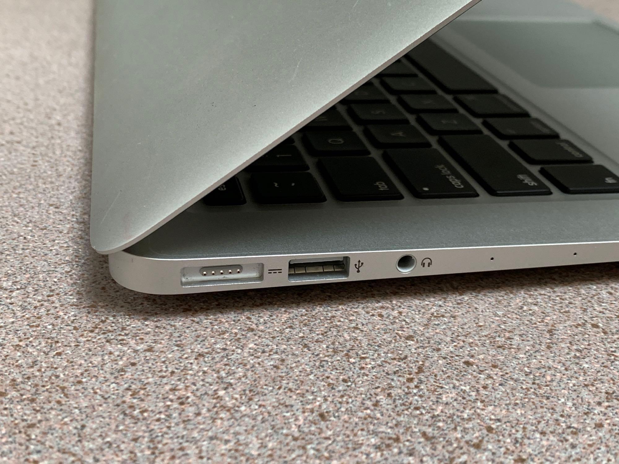 Apple MacBookAir7,2 A1466 13.3"LCD 1.8GHz Dual Core Intel i5 8GB 251GB Flash Mac OS Monterey