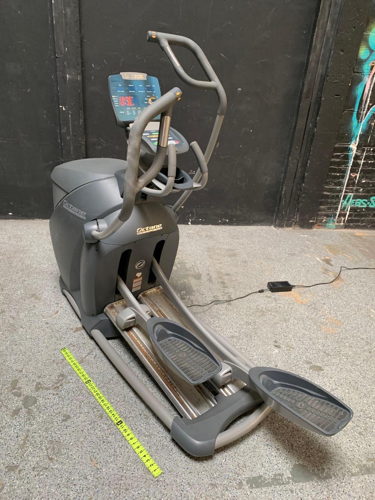 Octane Fitness Q47ci Adjustable Stride Elliptical Exercise Machine