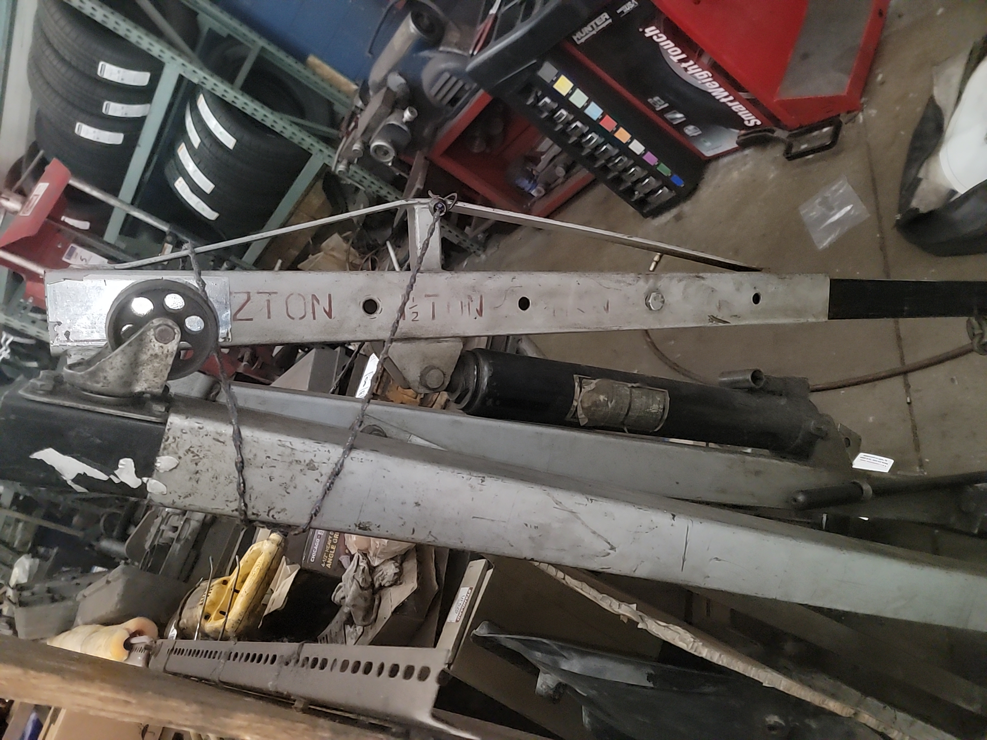 Two ton manual engine lift