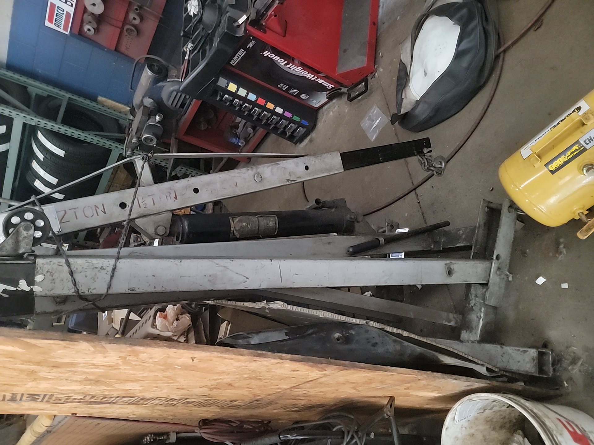 Two ton manual engine lift