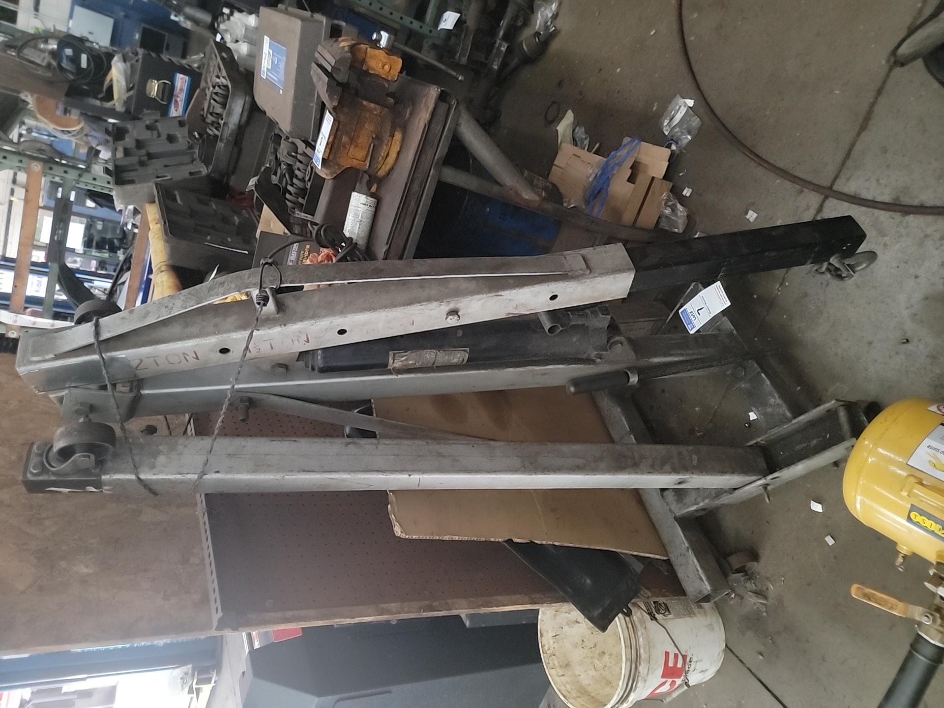 Two ton manual engine lift