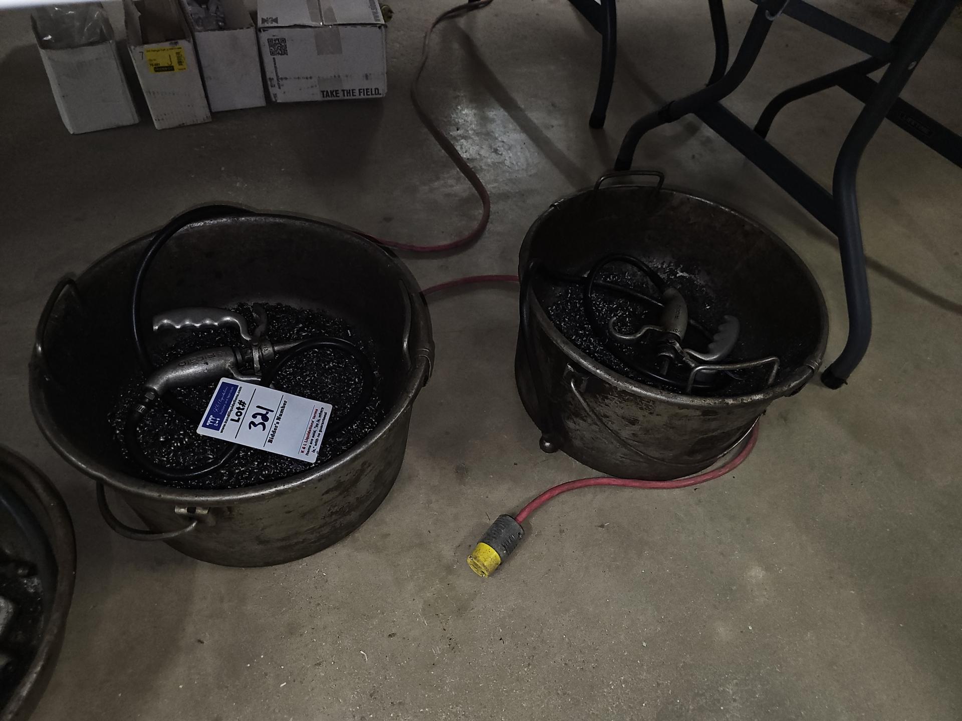 Bucket oiler for pipe treader